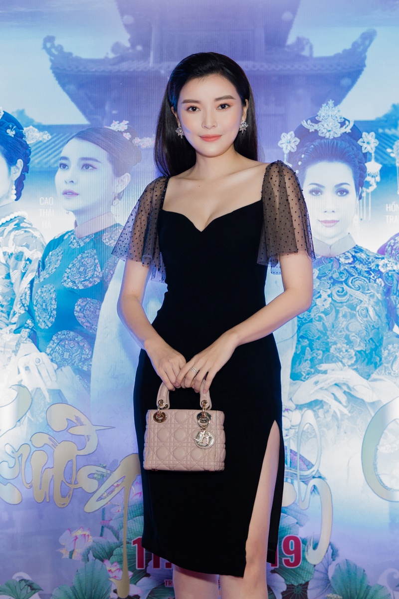 “Trang Phi” Cao Thái Hà diện chiếc đầm ôm bó sát, khoe dáng chuẩn tại thảm đỏ. Được biết, vai diễn của cô là một phi tần khó ưa và khó có thiện cảm. 