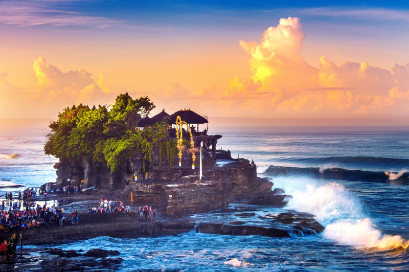 Tanah Lot – ngôi đền thiêng nằm giữa biển đẹp ở mọi góc nhìn, mọi thời điểm trong ngày.