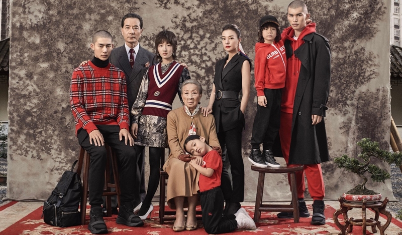 Chiến dịch quảng cáo nhân dịp Tết Nguyên đán Kỷ Hợi 2019 của Burberry lấy cảm hứng từ những bức hình gia đình mỗi khi Tết về. 