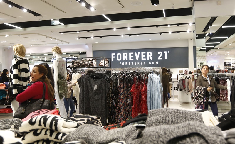 Customers browse through clothes at the first Forever 21 retail store in Lima, at Real Plaza Salaverry shopping mall October 1, 2014. Forever 21 opened its first store in Lima on September 27. REUTERS/Mariana Bazo (PERU - Tags: FASHION BUSINESS) - RTR48KQ2