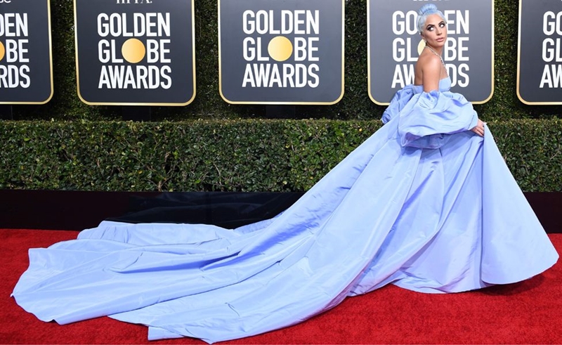Lady Gaga xuất hiện đầy ngoạn mục trong thiết kế đầm màu tím oải hương của Valentino cùng trang sức từ Tiffany's & Co.