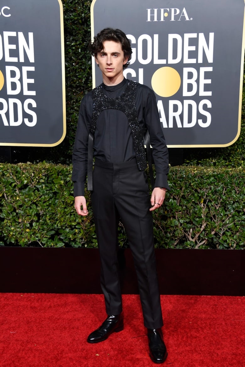 Timothee Chalamet tiếp tục khiến các tín đồ thời trang phục sát đất với những lựa chọn đặc sắc của mình. Chàng trai 23 tuổi mặc trang phục đen của Louis Vuitton với chiếc harness lấp lánh hứa hẹn sẽ tạo nên xu hướng trong năm 2019. 