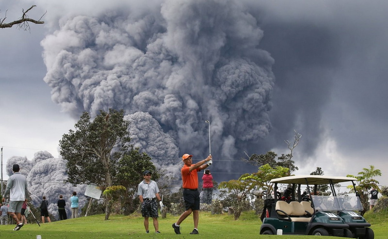 Các gôn thủ “làm lơ” khi ngọn núi lửa Kilauea đang phun trào. 