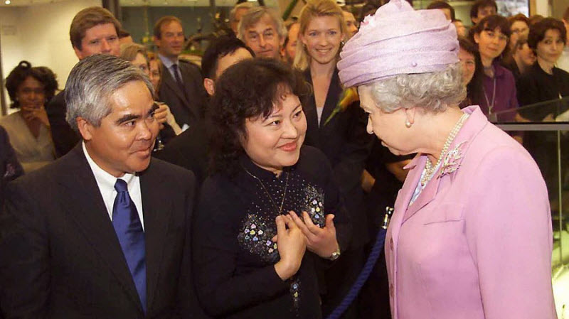 "Em bé napalm" từng có cơ hội diện kiến nữ hoàng Elizabeth II năm 2010 tại London