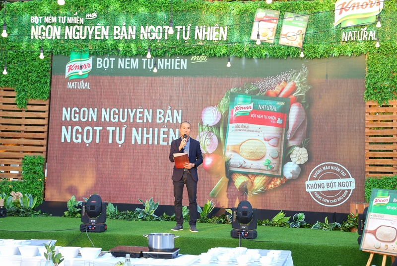 Đại diện hãng Knorr cho biết: "Những nguyên liệu có nguồn gốc tự nhiên như bột chiết xuất gà, bột nước rau củ cô đặc, gia vị, thảo mộc kết hợp trong một tỉ lệ vàng cùng với chiết xuất nấm men tự nhiên là điểm độc đáo giúp cho Knorr Natural ghi điểm trong lòng những người yêu mến ẩm thực"