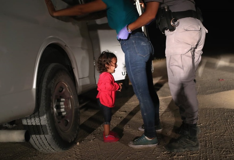 Chính sách nhập cư cứng rắn của chính quyền Trump đã khiến 2.342 trẻ em bị chia rẽ khỏi cha mẹ mình tại các cửa khẩu ở biên giới Mỹ - Mexico từ ngày 5/5 đến 9/6. Trong ảnh là bé gái người Honduras khóc mếu máo khi bị tách khỏi mẹ tại một cửa khẩu biên giới của Mỹ. Tách trẻ em ra khỏi người thân theo chính sách nhập cư đã phản ánh những bất trắc và rủi ro của những người tha hương. Họ đang thoát khỏi một điều gì đó nguy hiểm nhưng lại đang tiến đến một tương lai không xác định.