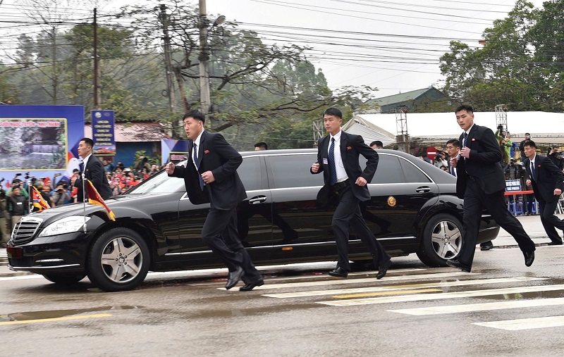 Các cận vệ chạy bộ bảo vệ Chủ tịch Kim Jong-un rời khỏi ga Đồng Đăng. Ảnh: Reuters. 