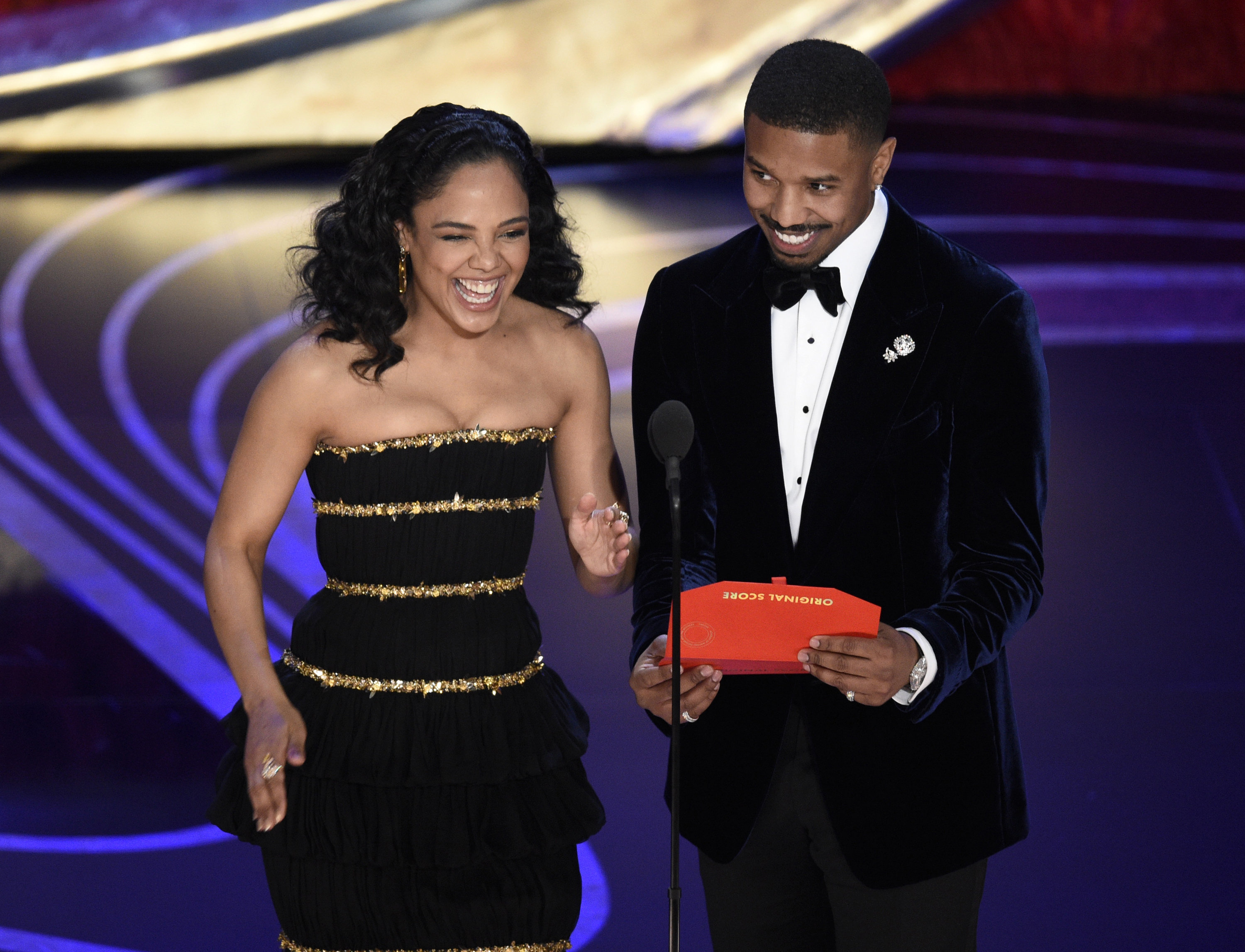 Tessa Thompson trên sân khấu Oscar 2019 cùng nam diễn viên Michael B. Jordan trao giải thưởng Best Original Score. 