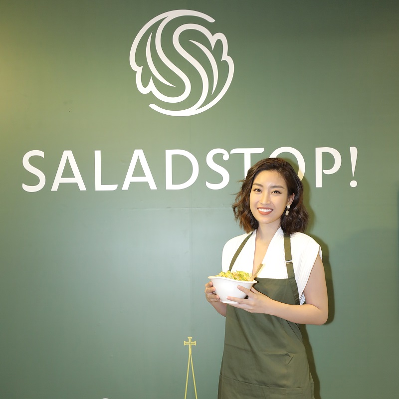 Hoa hậu Việt Nam 2016 Đỗ Mỹ Linh “khoe” món salad do chính cô tự chọn.
