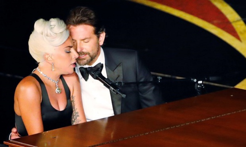 Lady Gaga và Bradley Cooper trình diễn "Shallow".
