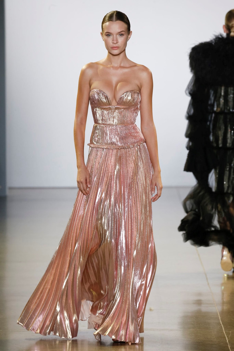 "Thiên thần" Josephine Skriver xuất hiện trong thiết kế đầm ánh kim, cúp ngực với tông hồng pastel ngọt ngào.