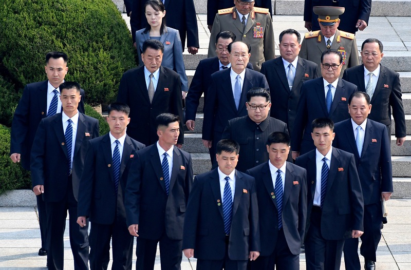 Đoàn cận vệ luôn bảo vệ và bám sát chủ tịch Kim mọi lúc, mọi nơi. Ảnh: Reuters