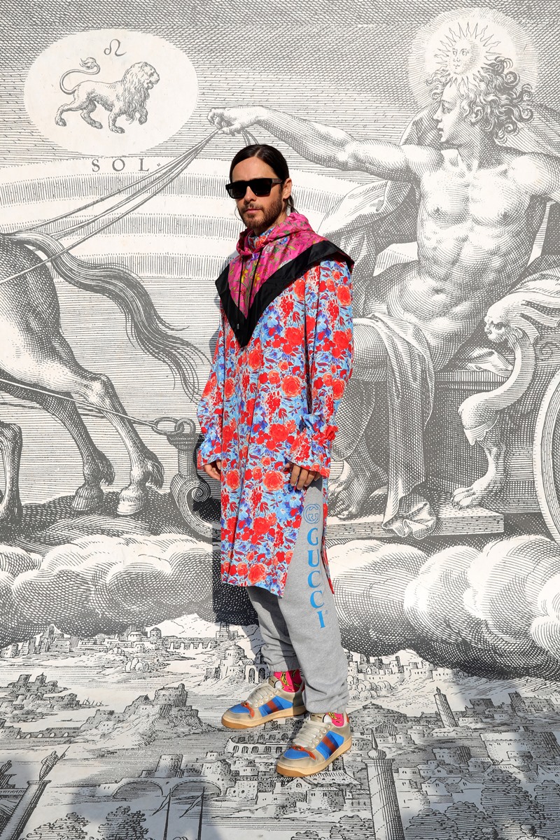 Jared Leto mặc áo tunic cùng quần sweatpants và mang giày Gucci tại show Thu Đông 2019 vừa qua. 