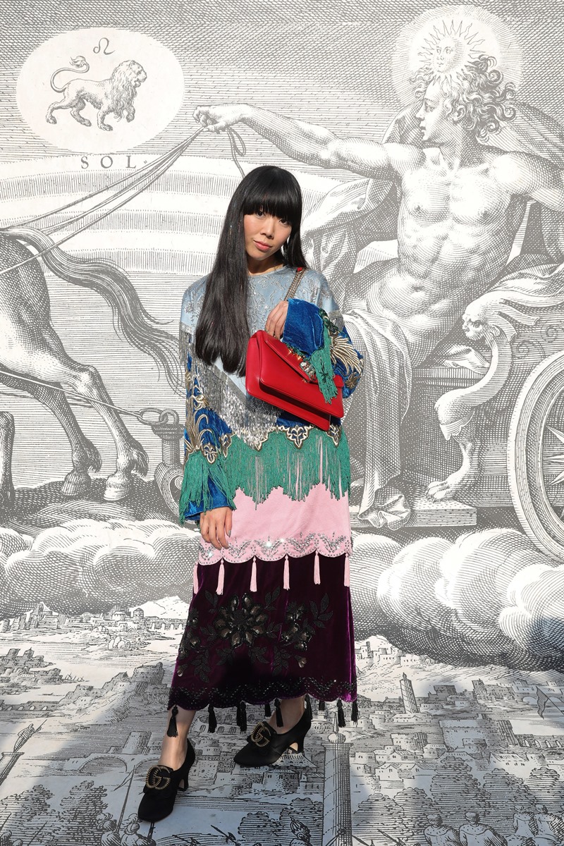 Blogger Susie Bubble với phong cách "tắc kè hoa" quen thuộc. 