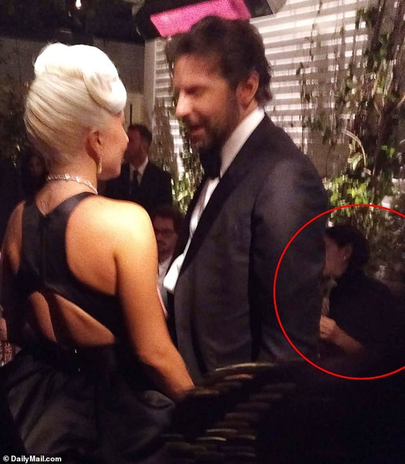 Và trong ở lễ trao giải Oscar, Lady Gaga là người phụ nữ sánh đôi cùng Bradley Cooper nhiều hơn bất kỳ ai khác. Dù nam tài tử đến tham dự chương trình cùng mẹ và bạn gái Irina Shayk. Lady Gaga cũng hờ hững lướt qua vị hôn phu Christian Carino cũ, dù cả hai đã gắn bó với nhau hơn hai năm. Vẻ như, chỉ cần Gaga và Bradley nhìn thấy nhau thì mọi sự chú ý chỉ dồn vào đối phương.