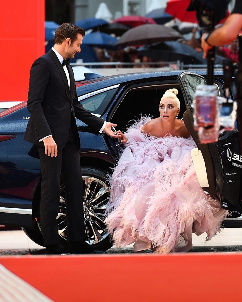 Còn với Bradley sự gắn kết giữa anh và Lady Gaga chỉ giản đơn: “Tôi là một người Ý, và cô ấy cũng thế. Chúng tôi liền cảm thấy thoải mái khi ở cùng với nhau”.