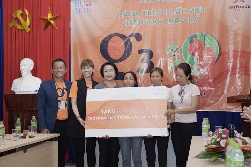 Đại diện Nuskin Việt Nam trao tặng 30 xe đạp cho nông dân Quỳnh Lưu (Nghệ An)
