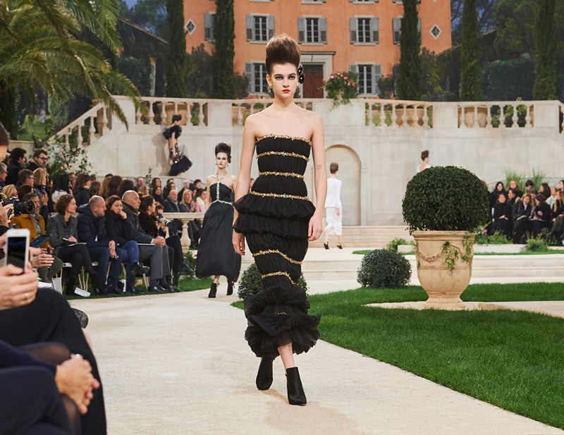 Đây là thiết kế số 44 từ BST Haute Couture Xuân Hè 2019. Những nghệ nhân thủ công của Chanel đã dành ra 225 giờ đồng hồ để hoàn thiện thiết kế này, với 51.500 chi tiết thêu đính vô cùng kỳ công. 