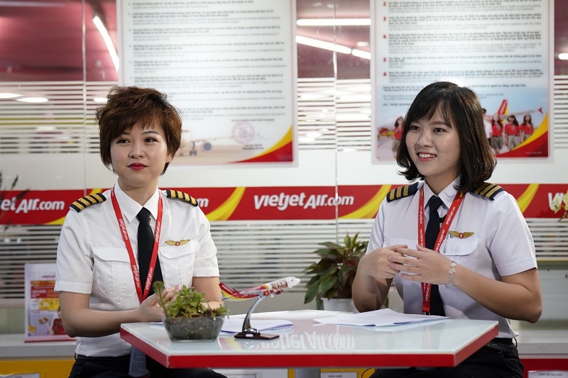 Cơ trưởng Nguyễn Phương Anh và phi công 9X  Nguyễn Mai Tuyết Dung luôn thể hiện sự thân thiện và chuyên nghiệp. 
