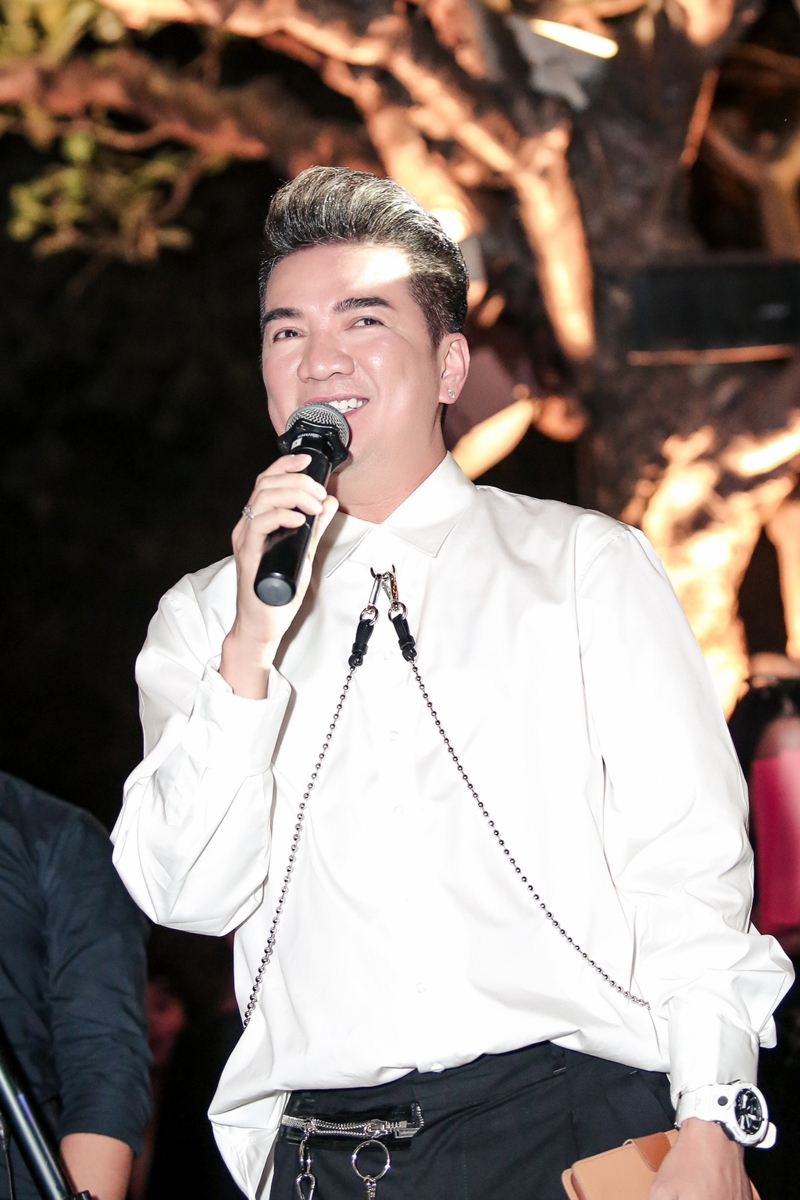Để chúc mừng đàn em, ca sĩ Đàm Vĩnh Hưng đặt mua trước 200 cây son dù ngày 6/3 sản phẩm mới chính thức được bày bán.