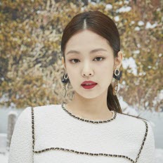 Jennie Kim mong manh tựa bông tuyết trắng, Quế Luân Mỹ trẻ trung với tóc ngắn tại show Chanel Thu Đông 2019
