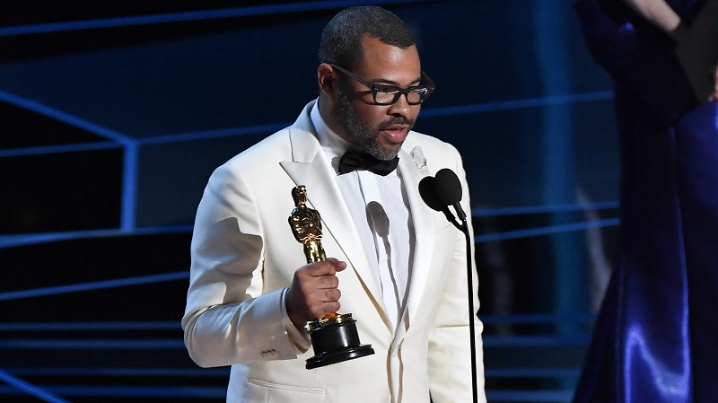 Jordan Peele tại lễ trao giải Oscar 2017 với tượng vàng cho hạng mục Kịch bản gốc Xuất sắc nhất.