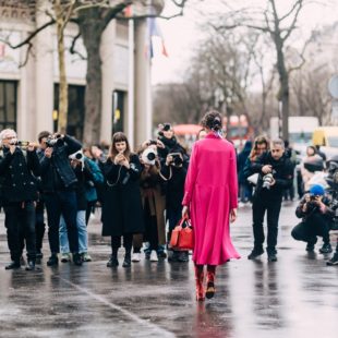 Cuộc đổ bộ đầy ngoạn mục của tông màu hồng trên đường phố Paris