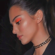 Neon makeup – xu hướng trang điểm đang rất mực thịnh hành trên Instagram