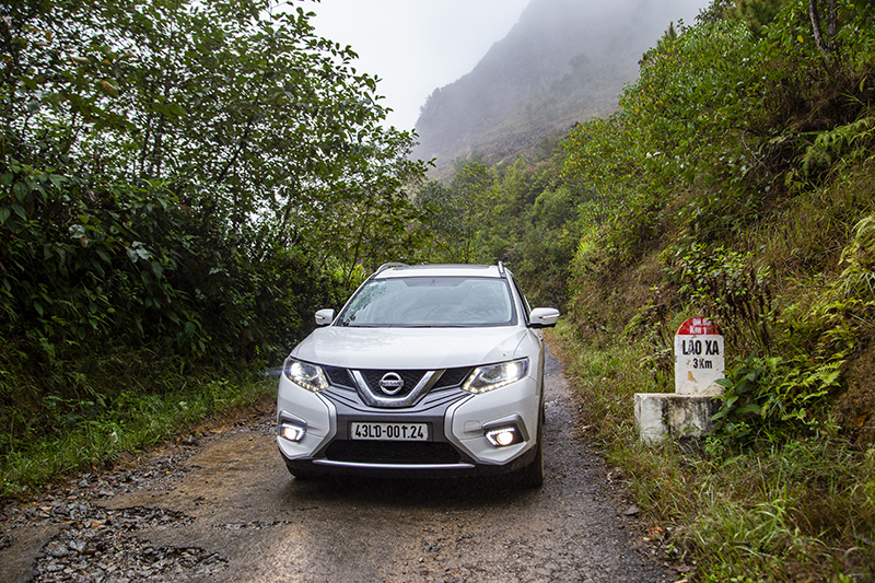 Nissan X-Trail chay dau