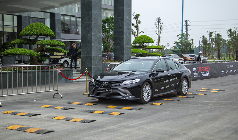 Toyota_Camry_2019