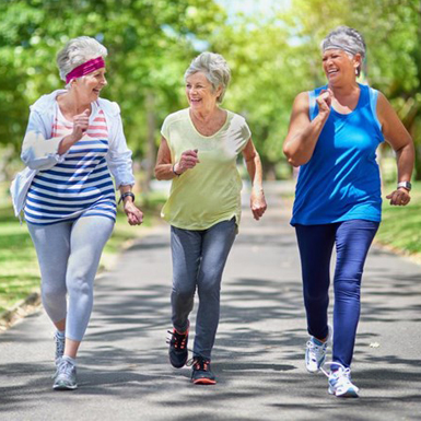 Đi bộ 7.500 bước mỗi ngày giúp giảm nguy cơ tử vong ở phụ nữ lớn tuổi