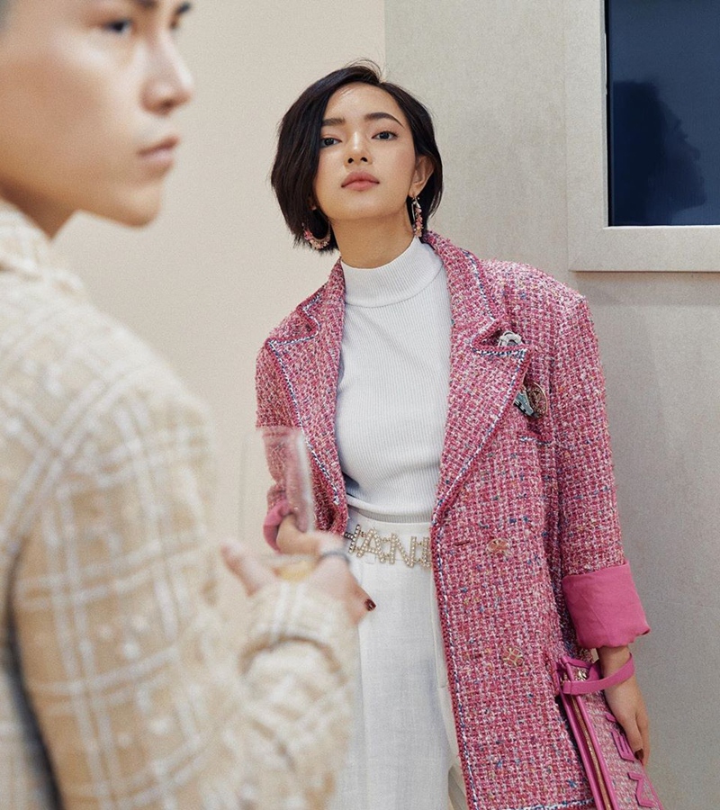 Đụng hàng áo khoác Chanel hơn 150 triệu Châu Bùi sang chảnh lấn át Liu  Wen Victoria Song  Tạp chí Đẹp