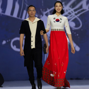 NTK Đỗ Trịnh Hoài Nam “chơi lớn” với BST “Flower dream” mở màn ASEAN WEEK 2019