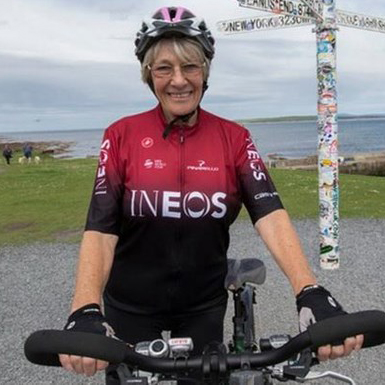 Cụ bà cao tuổi nhất thế giới chinh phục chiều dài nước Anh bằng xe đạp