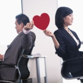 Trái ngược lời khuyên “đừng yêu đồng nghiệp”, văn phòng chính là địa điểm lý tưởng để ta hẹn hò