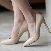 Tuyệt chiêu “kéo dài” đôi chân bằng giày nude
