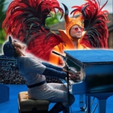 Câu chuyện đằng sau phục trang “lòe loẹt” của Elton John trong “Rocketman”