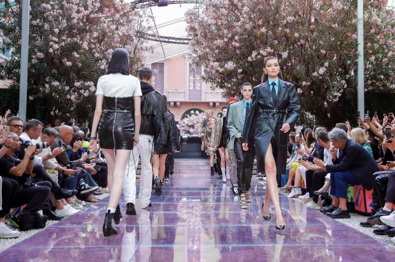 versace, menswear, xuân hè 2020, milan, thời trang, bộ sưu tập, donatella versace, gianni versace, irina shayk, bradley cooper