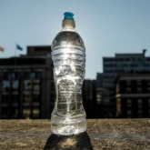 Chai nhựa có thể trở nên không an toàn nếu bị để ngoài trời nóng