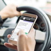 Mỹ: Tài xế nhắn tin trong lúc đang lái xe sẽ bị phạt tiền