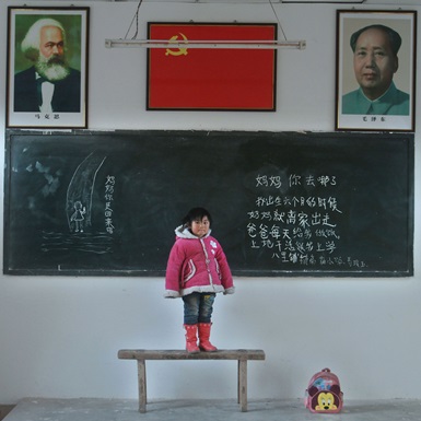 Bộ ảnh về thế hệ trẻ em bị lãng quên ở Trung Quốc và hồi chuông cảnh báo đau lòng về giá trị gia đình