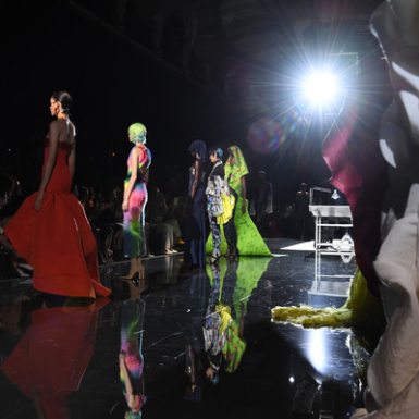 Thế giới siêu thực của Schiaparelli đã làm nên bữa tiệc thời trang thịnh soạn, “chiêu đãi” thị giác người xem