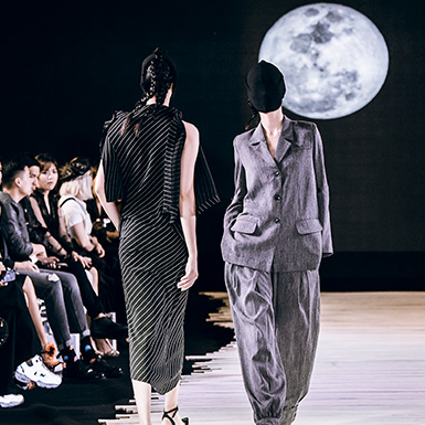 Model bịt kín mặt khi catwalk trong show “Moonlight” của NTK Devon Nguyễn