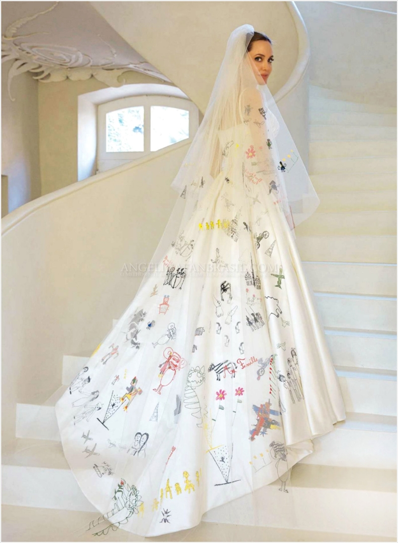Cháu gái tỷ phú dầu mỏ diện váy cưới làm từ gương vỡ