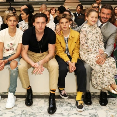 Đại gia đình Beckham chao đảo show diễn của mẹ Victoria, Harper hóa công chúa nhỏ trong lòng bố David