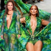 Jennifer Lopez kiêu hãnh với đầm xanh kinh điển, bùng nổ trên sàn diễn Versace Xuân Hè 2020