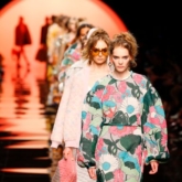 Dylan Sprouse và “thiên thần” Barbara Palvin diện đồ đôi ăn ý, thu hút mọi ánh nhìn tại Milan Fashion Week