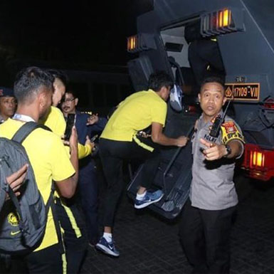 Cầu thủ Malaysia phải rời ‘chảo lửa’ Bung Karno bằng xe bọc thép