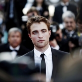 Bỏ lại “Twilight” sau lưng, Robert Pattinson tự tin bước vào thời kỳ đỉnh cao với loạt phim siêu hot