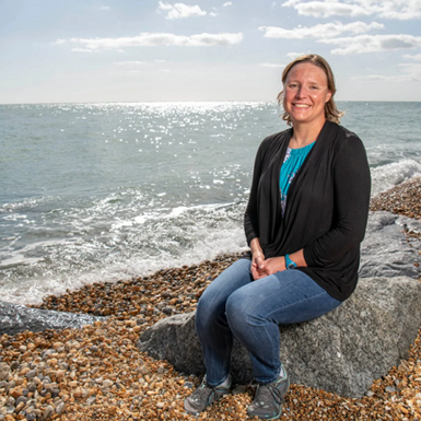 Sarah Thomas, “kình ngư” mang căn bệnh ung thư vú ác tính chinh phục hành trình bơi 4 chặng eo biển Anh